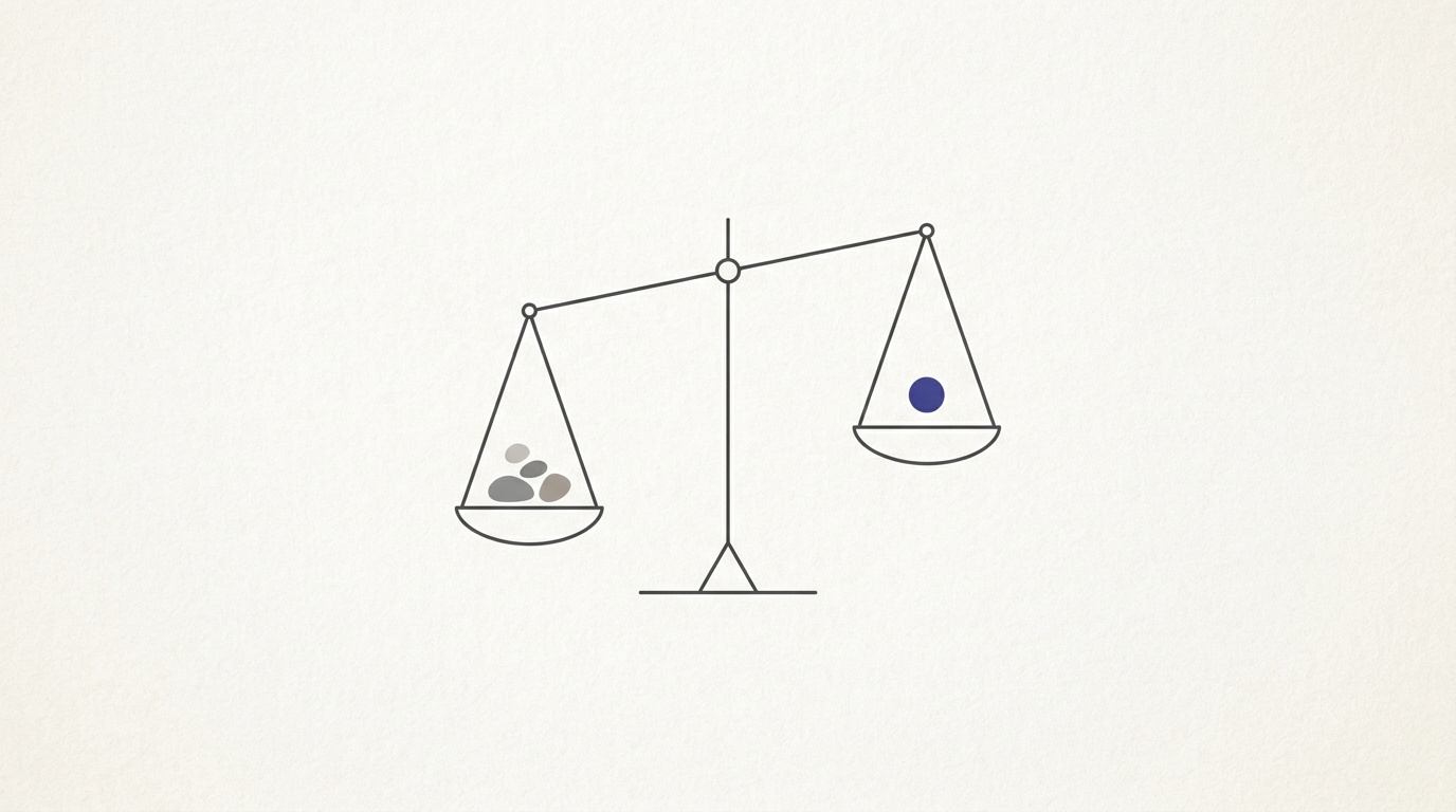 Balanza en equilibrio inestable con acento indigo, simbolizando la calibración de expectativas sobre el impacto real del fichero llms.txt.